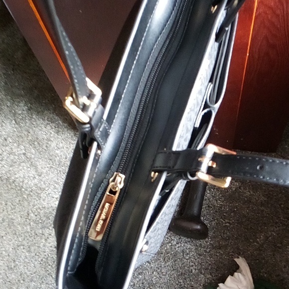 M. Kors Jet Set Travel double pocket tote bulk pebble leather & gold brass hardw - Picture 8 of 9